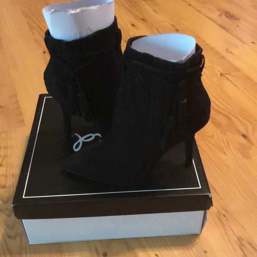 NWT Quipid tasseled bootie